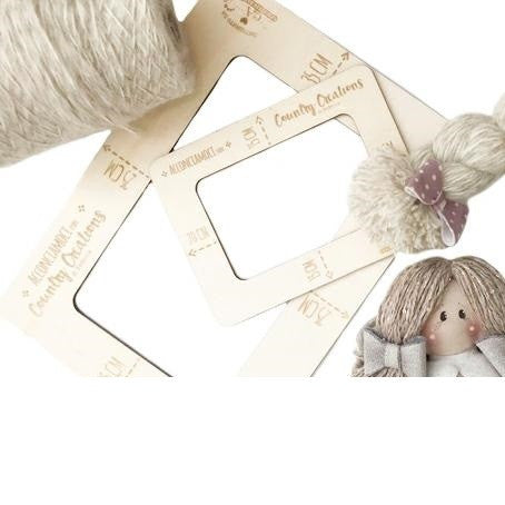 "Acconciamoci" attrezzo per realizzare capelli e nappe 20X15 cm.